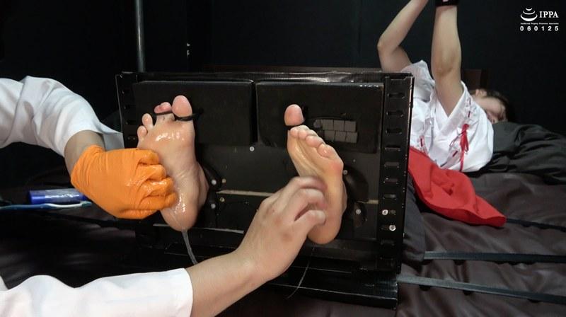 【立花まりな】 「足裏拘束で動けないくすぐったさに絶叫する巫女さんくすぐり！」WAKA-057 立花まりな 4