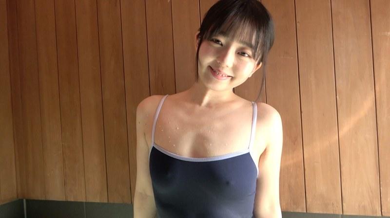 【泉りおん】 スク水を着た人気女優 泉りおんチャンの浴室で乳首＆腹筋観察！