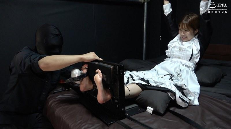 【豊岡さつき】 「メイド服で足枷くすぐり！ 開発したばかりの20cmの足裏を集中攻撃！」わかしラボ WAKA-058 豊岡さつき 3