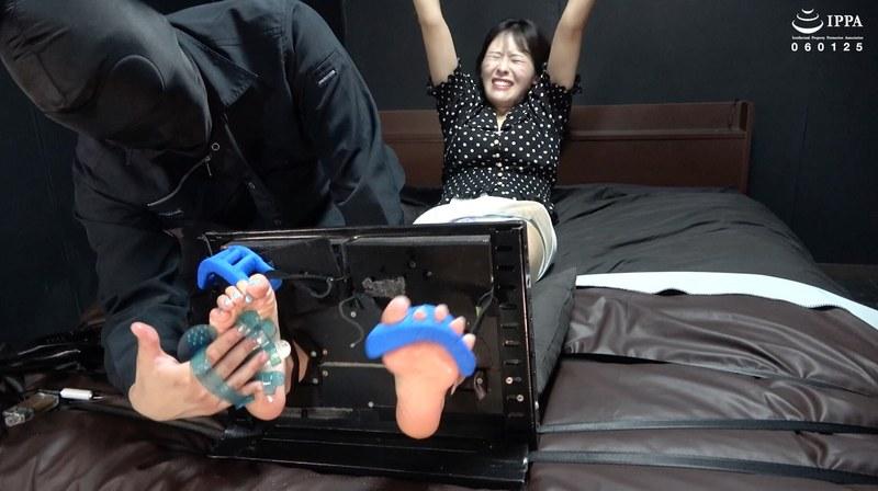 【祈山愛】 「足裏弱点のお姉さんを足枷くすぐり！ 体力もくすぐったさも限界でヘロヘロに！」わかしラボ WAKA-061祈山愛 3