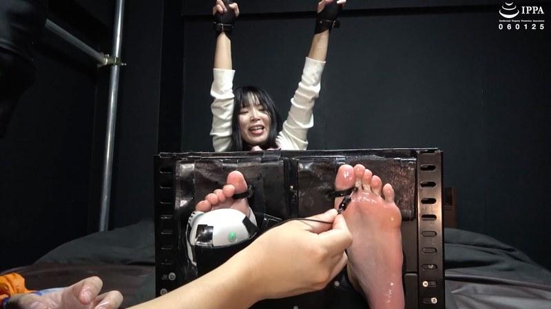 【杉崎みさき】 「足枷＋ヌルヌル＋機械責めで奥様の足裏もくすぐったさを開発！」わかしラボ WAKA-071杉崎みさき 3