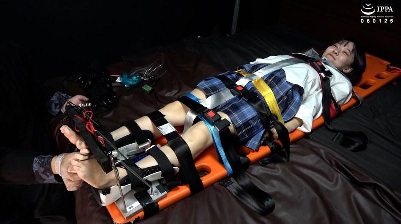 【加護まり】 【足裏】「制服のまりちゃんに足枷拘束くすぐりで足裏開発！」WAKA-087加護まり 3